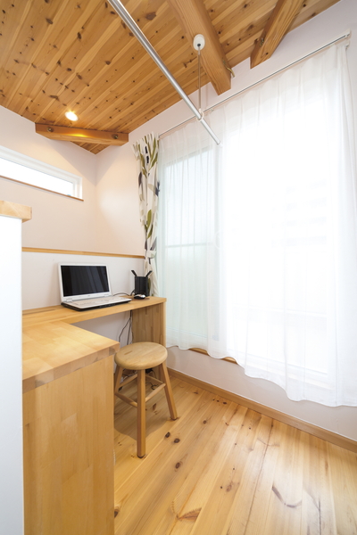 狭小地でも広々気持ちいい! 山小屋風ベッドルームのある家