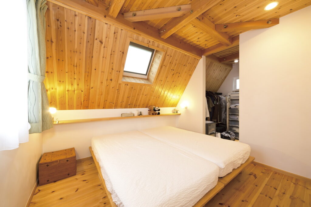 狭小地でも広々気持ちいい! 山小屋風ベッドルームのある家