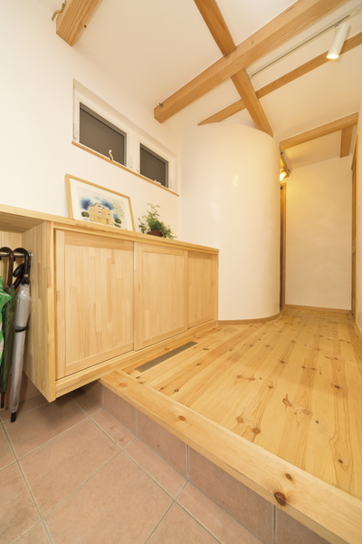 狭小地でも広々気持ちいい! 山小屋風ベッドルームのある家