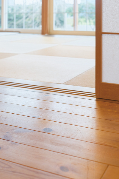 薪ストーブの炎を眺める幸せ 木をたくさん使った平屋の家