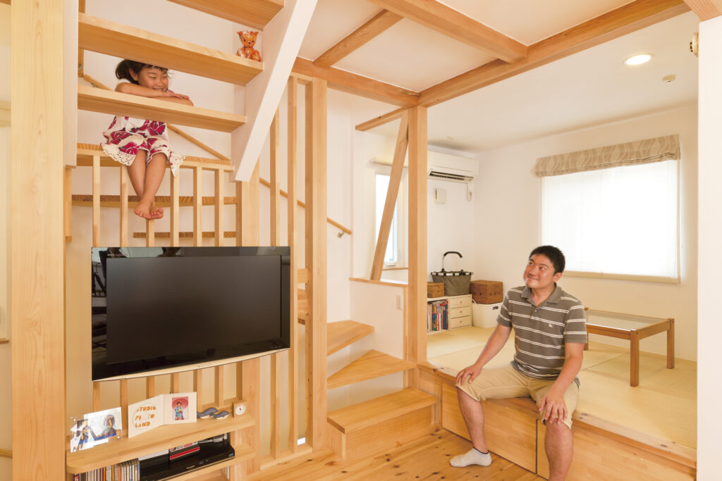 狭小地でも広々気持ちいい! 山小屋風ベッドルームのある家