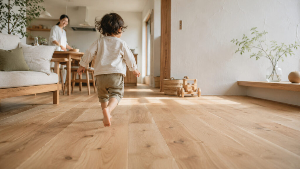 裸足で走り回りたい！子どもの五感と感性をはぐくむ「無垢の床」と「塗り壁」の魅力